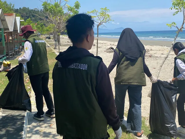 Aksi bersih pantai bersama generasi muda