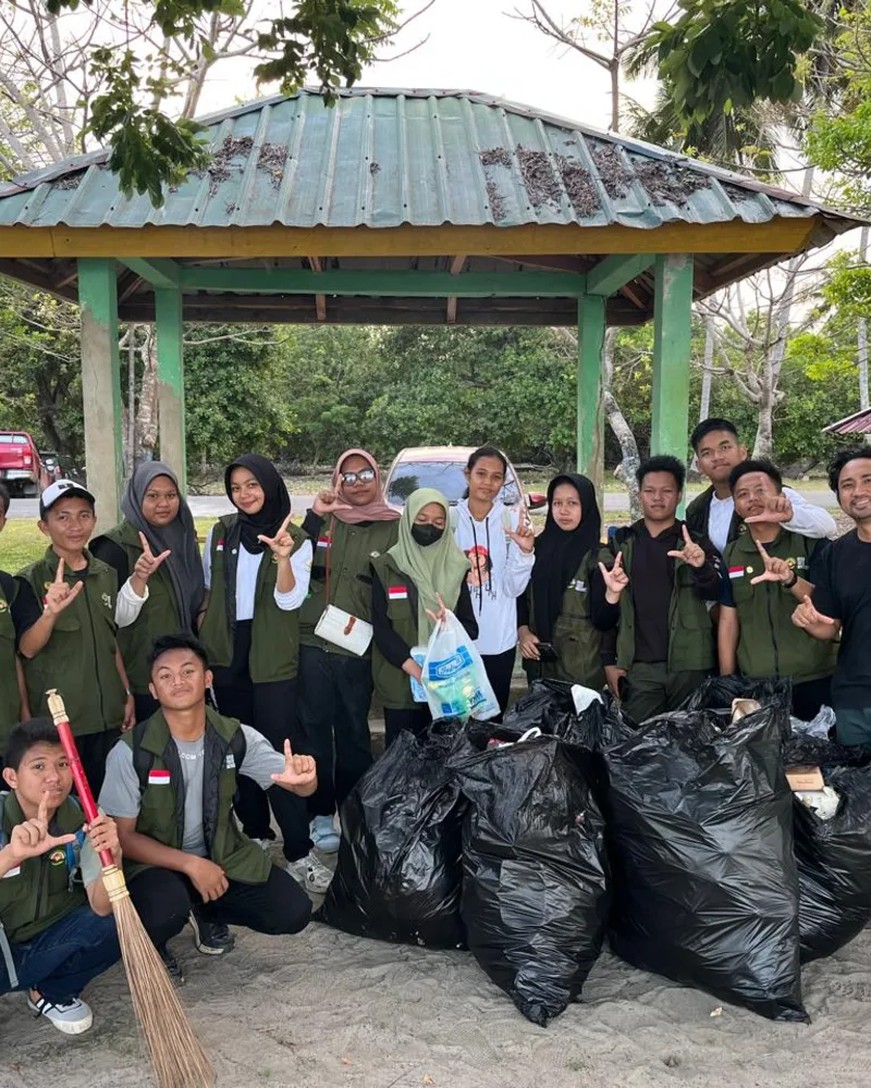 Relawan dan pengurus CIFOURS